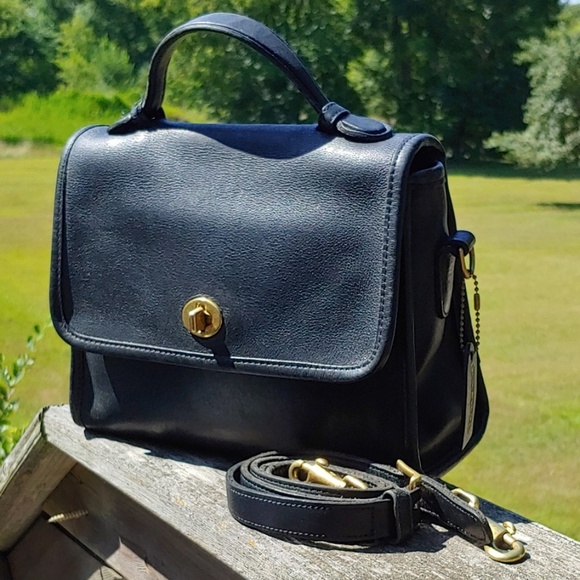 Coach Handbags - 🔥SALE🔥Coach Vintage Leather Court Bag 9870